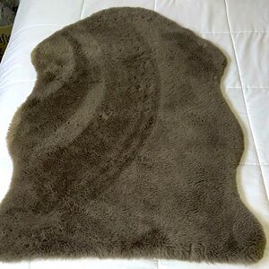 Summer & Rose grey faux fur bath mat. 34X23